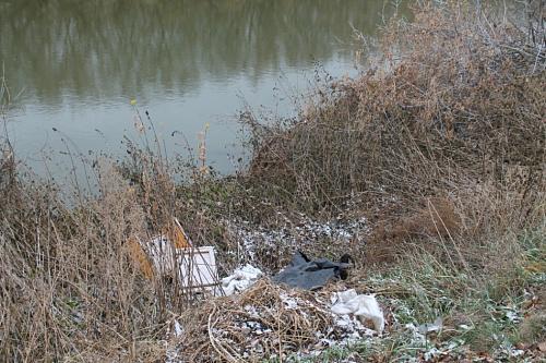 Инспекторы Уральского управления Росприроднадзора выявили навалы мусора в водоохранной зоне реки Миасс